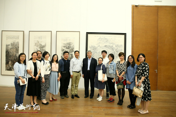 申世辉与各行业来宾在展览现场。