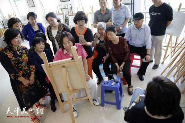 著名画家杨亦谦作客东丽区文化馆, 亲授绘画爱好者素描人像技法。