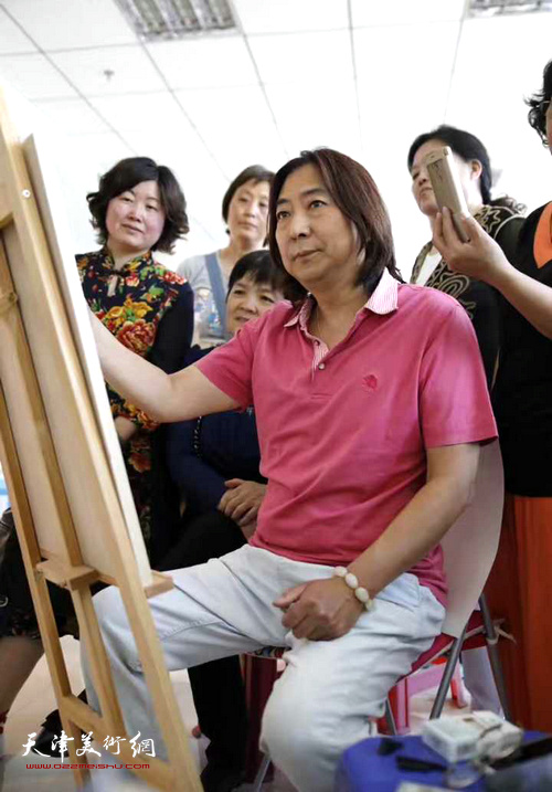 著名画家杨亦谦作客东丽区文化馆, 亲授绘画爱好者素描人像技法。