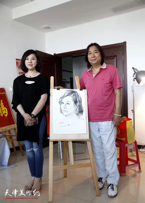 著名画家杨亦谦与东丽区文化馆美影部主任王霞在授课现场。