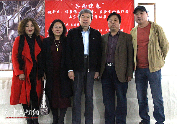 左起：赵新立、杨清华、孙敬忠、王崇忠、李金玺在画展现场。