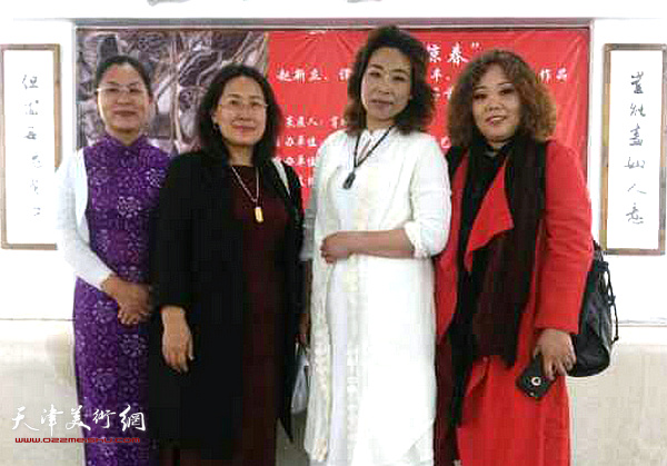 左起：崔爱萍、杨清华、时爱华、赵新立在画展现场。