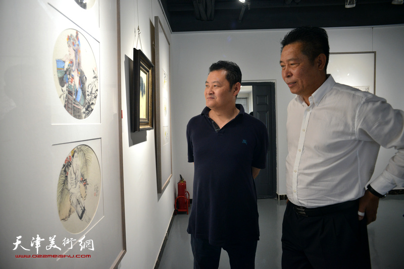 王卫平、李玉忠在观看展出的作品。