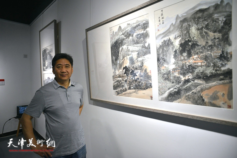 王爱宗在画展现场。