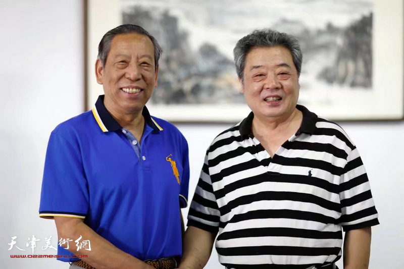 王其华、佟有为在展览现场。