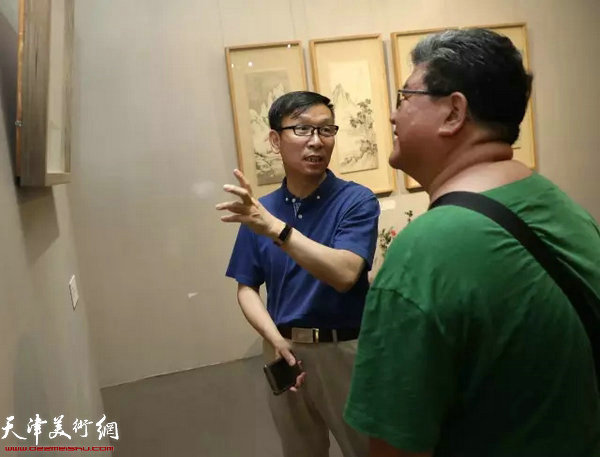 中国书法家协会副主席、天津文联副主席张建会观看展览