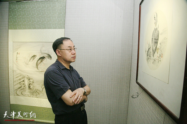 李新禹在画展上。