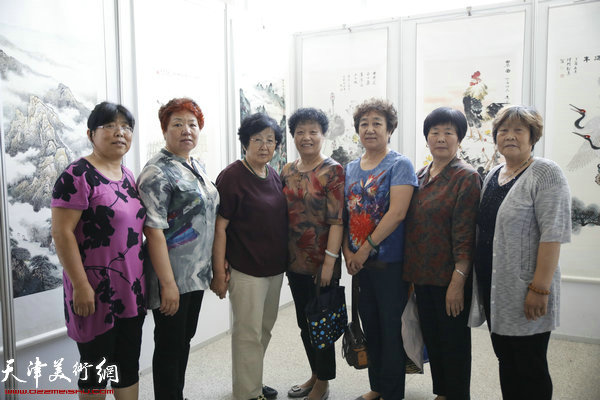 东丽画家刘书华、高淑珍、刘桂英、李云香、张桂芬、王长英、王玉风在书画展现场。