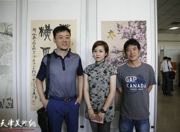 青年篆刻家石双樑、青年女画家王霞、书法家于春龙在书画展现场