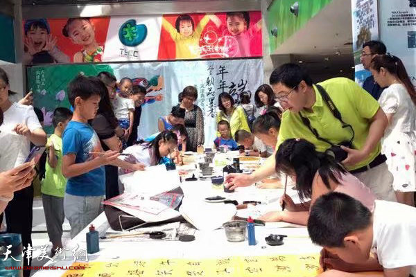 天津青少年活动中心举行“端午年年思，今朝品墨香”主题活动。