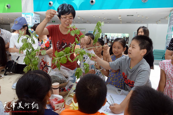 天津青少年活动中心举行“端午年年思，今朝品墨香”主题活动。