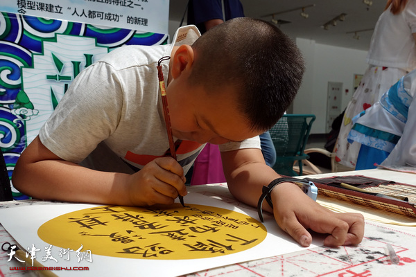 天津青少年活动中心举行“端午年年思，今朝品墨香”主题活动。