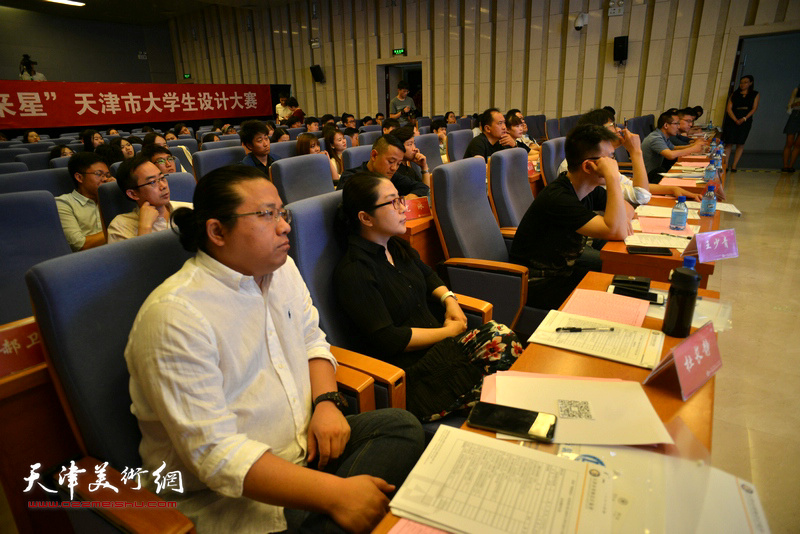 杜长静、赵辉在专家评委席上。