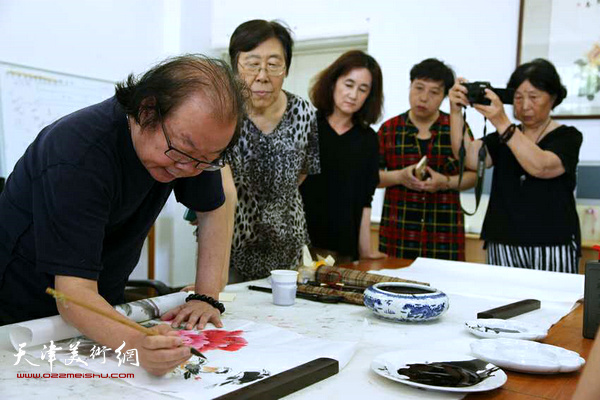 董振涛与学员们开展书画交流活动。