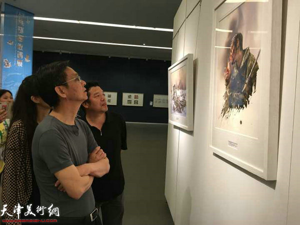 何家英、董克诚在天津美术馆欣赏连环画原作精品。