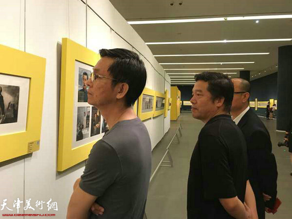 何家英、董克诚在天津美术馆欣赏连环画原作精品。
