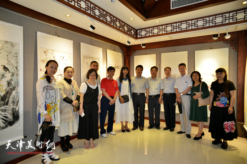 邢才芝、李锋、杨建国与参展画家及来宾在展览现场。
