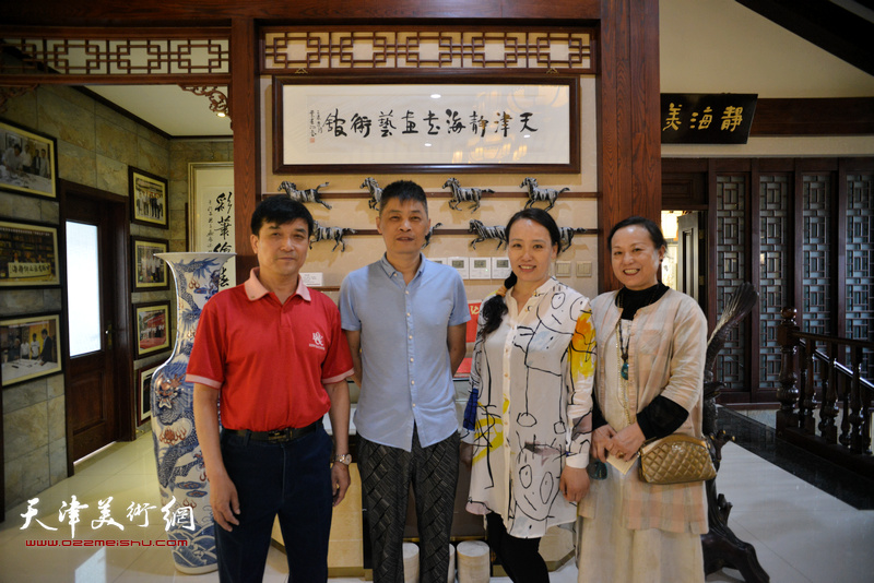 左起：王群英、邢才芝、范凤春在展览现场。