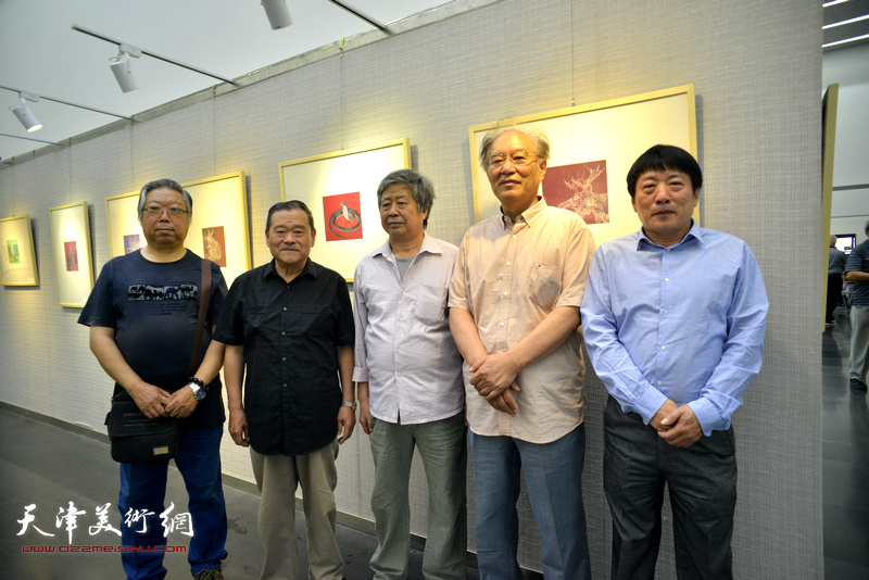 左起：石增琇、董铁山、安玉恺、何延喆、高原春在画展现场。