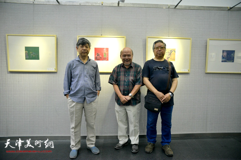 左起：张礼军、余传生、石增琇在画展现场。