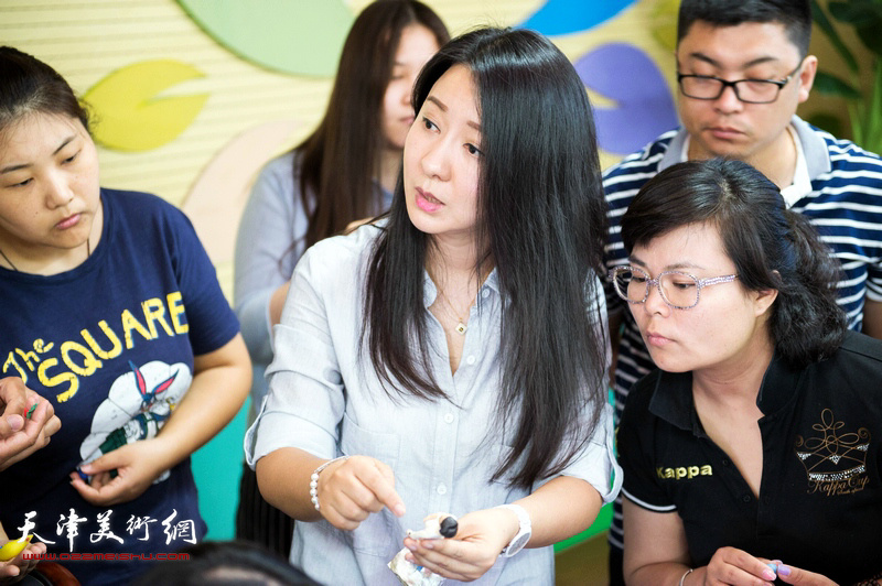 刘芳与老师们互动。