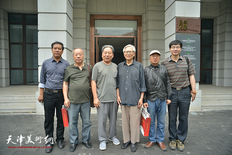 左起:徐庆举,孟昭丽,孙长康,杜明岑,刘荫祥,刘正,郑宏伟在现场.
