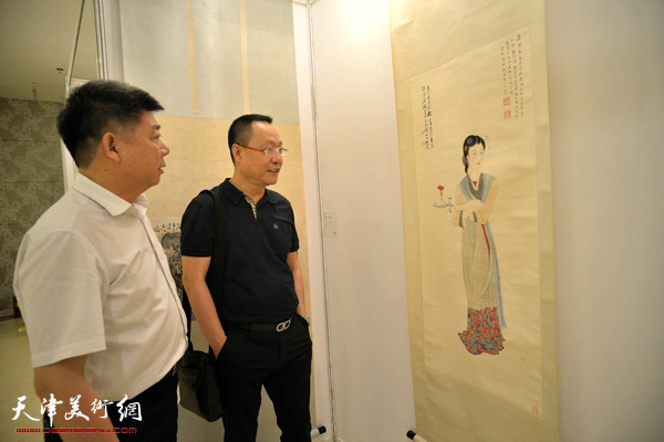 天津金带福路文化传媒中心主任张养峰、中诺国际拍卖有限公司总经理赵长生在预展现场观赏牌品。