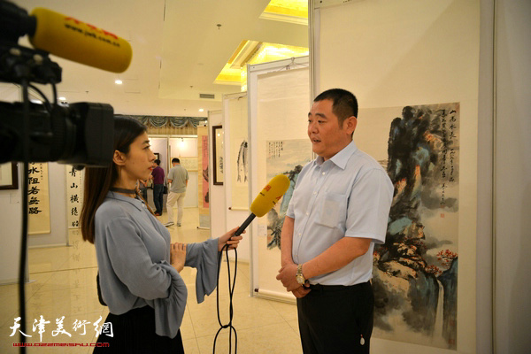 乾宁首拍吸引了媒体的关注，图为新媒体记者预展现场采访天津乾宁拍卖有限公司总经理刘建奎。