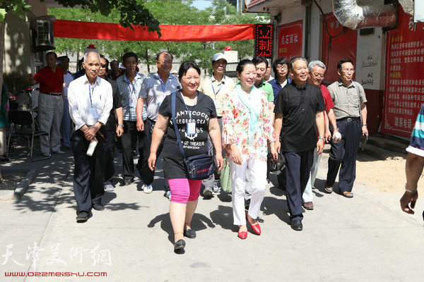 天津市老年书画研究会东丽分会陈秀玲会长带领大家参观。