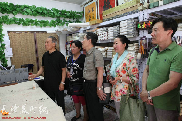 刘传光、余澍梅、齐长耿、陈秀玲在东丽书画研究会。