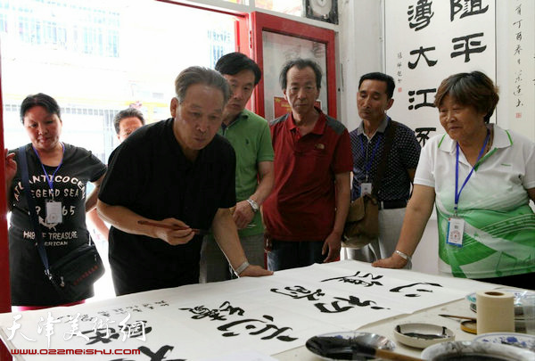 刘传光在东丽书画研究会创作。