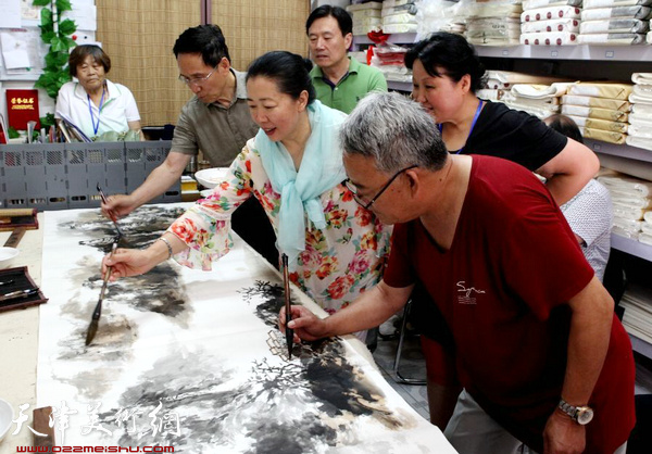 余澍梅、周凤祥、齐长耿在东丽书画研究会创作。