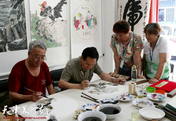 周凤祥、齐长耿在东丽书画研究会创作。