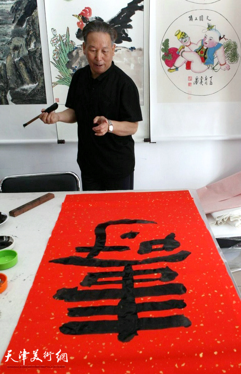 刘传光书写“寿”字。