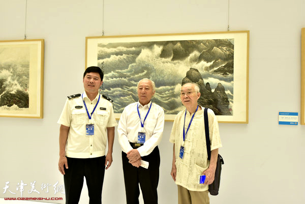 郭文伟、宋明远先生与主办单位代表在《时代心声》前合影