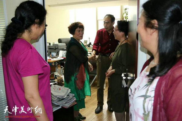 “五彩贝”拜访侨联杨晖秘书长。