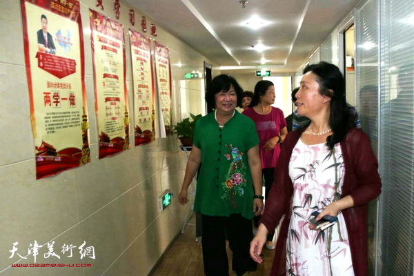 市侨联常务副主席陈钟林带领“五彩贝”参观市侨联。
