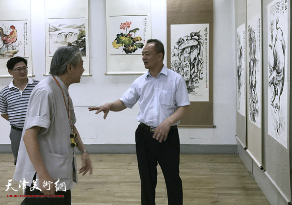 陈利与台湾客人观看展品。