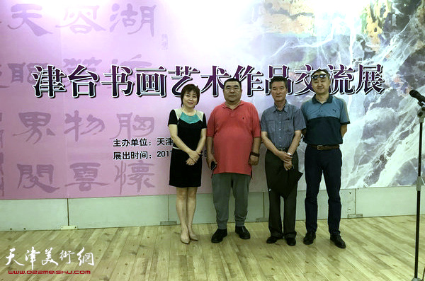 左起：李澜、崔涛、陈之海、柴博森在画展现场。