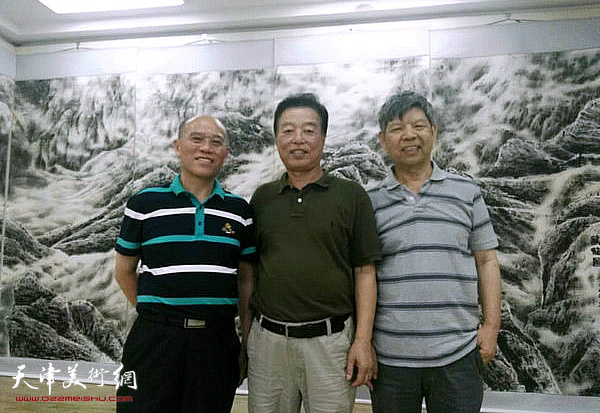 左起：孙绍武、杨建国、张礼军在画展现场。