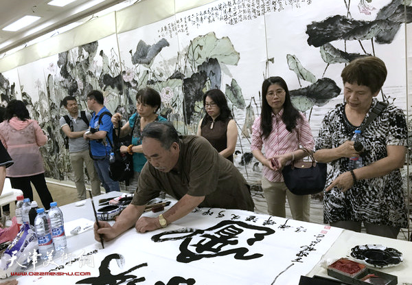 台湾书画家在书画交流活动现场。