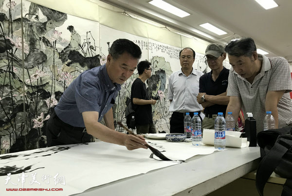 陈之海在书画交流活动现场。