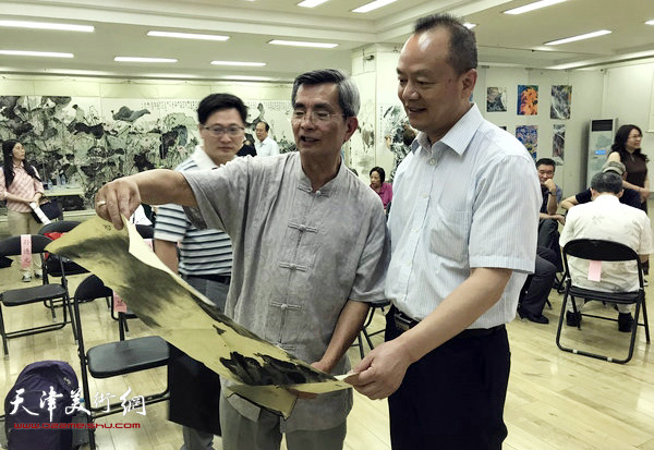 陈利与台湾书画家在书画交流活动现场。