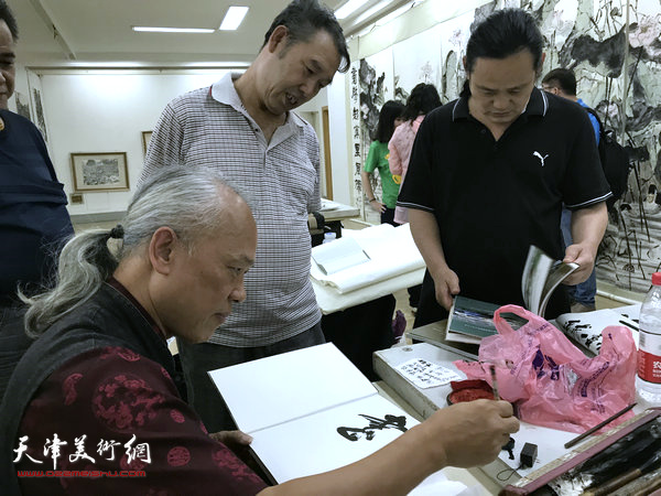 温洪琪、孙连元与台湾书画家在书画交流活动现场。