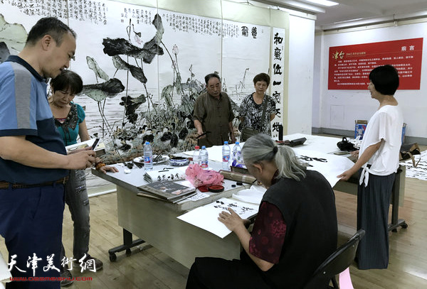 柴博森与台湾书画家在书画交流活动现场。