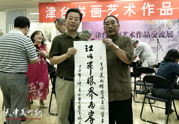 杨建国与台湾书画家在书画交流活动现场。