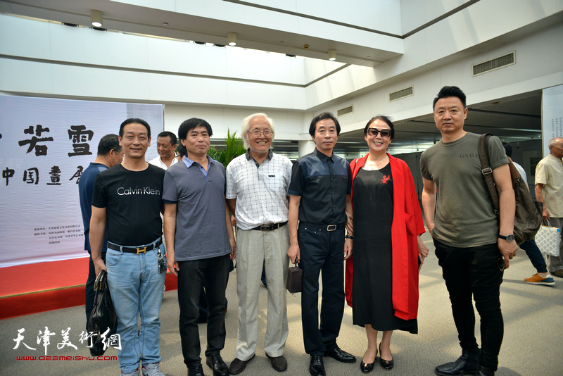 左起：李龙云、肖培金、李庆增、李孝萱、王红、李旺在画展现场。