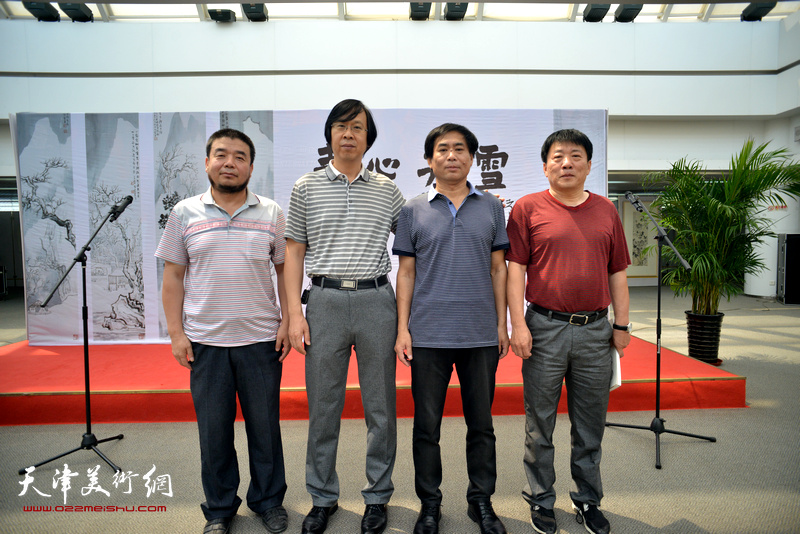 左起：田军、路洪明、肖培金、高原春在画展现场。