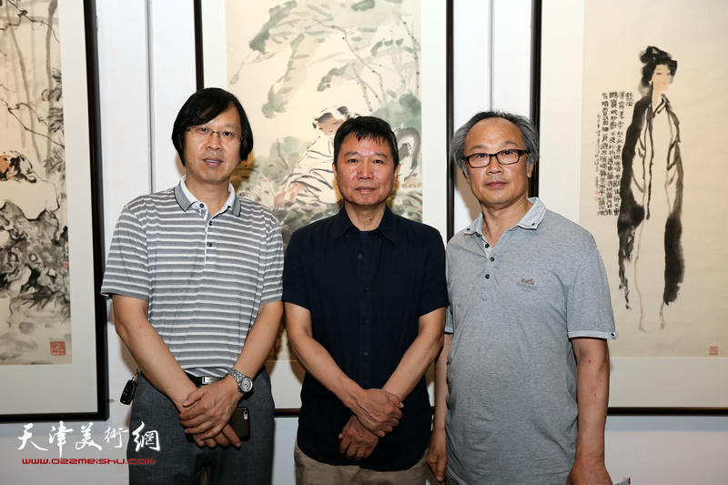 左起：路洪明、刘文生、陈福春在画展现场。