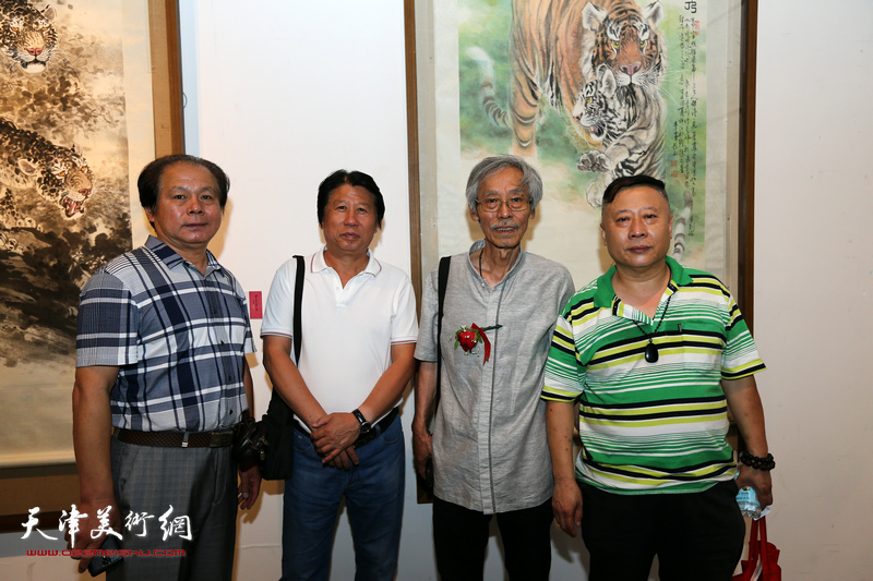 左起：刘士忠、李学亮、姚景卿、吕大江在画展现场。